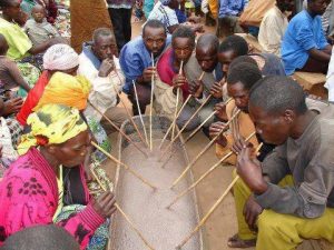 Partage de la boisson dans un abac traditionnel lors de la fête